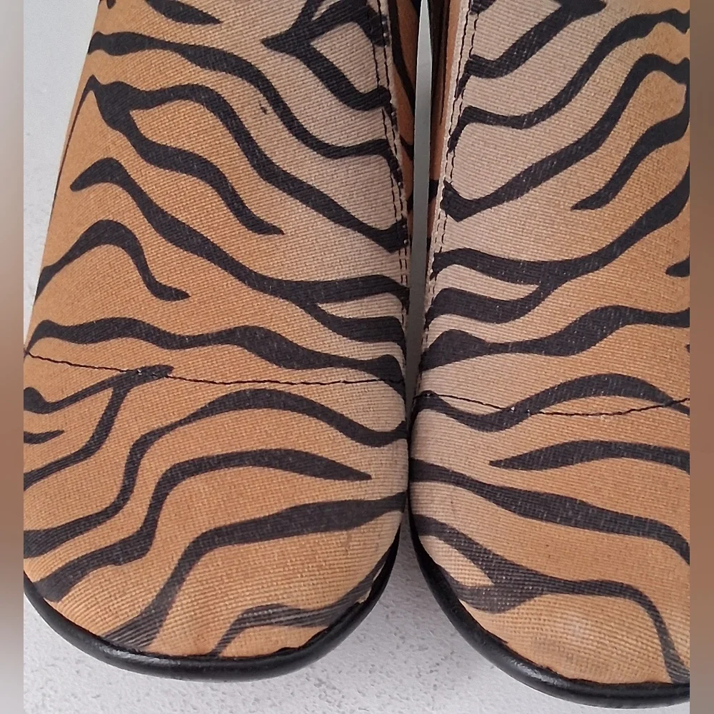 CHARLESTON SHOE CO. Tan & Black Telfair Tiger Ankle Boots Sz 6 Pre-Owned - Picture 5 of 13